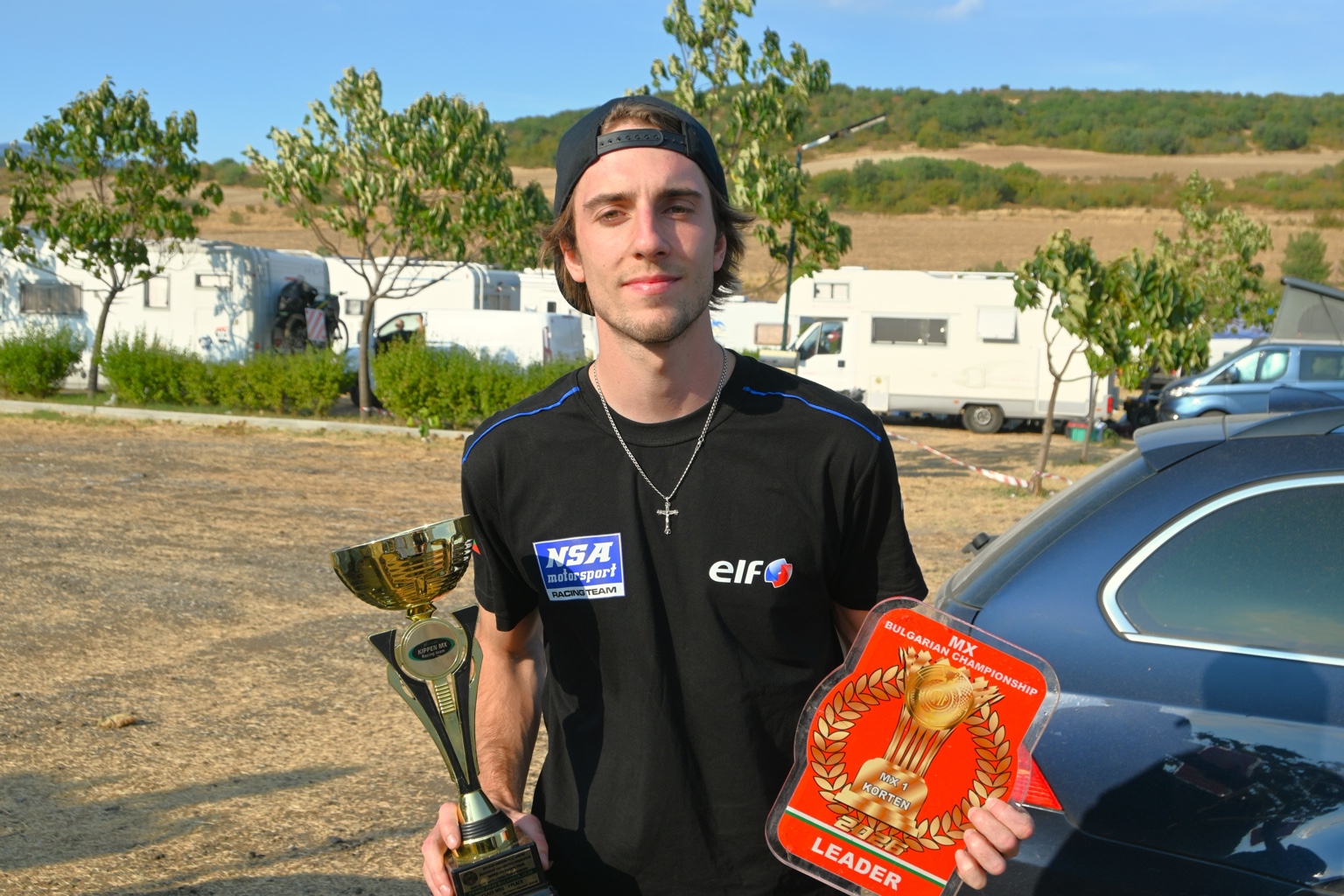 Julian Georgiev с трофей и MX1 Leader табела